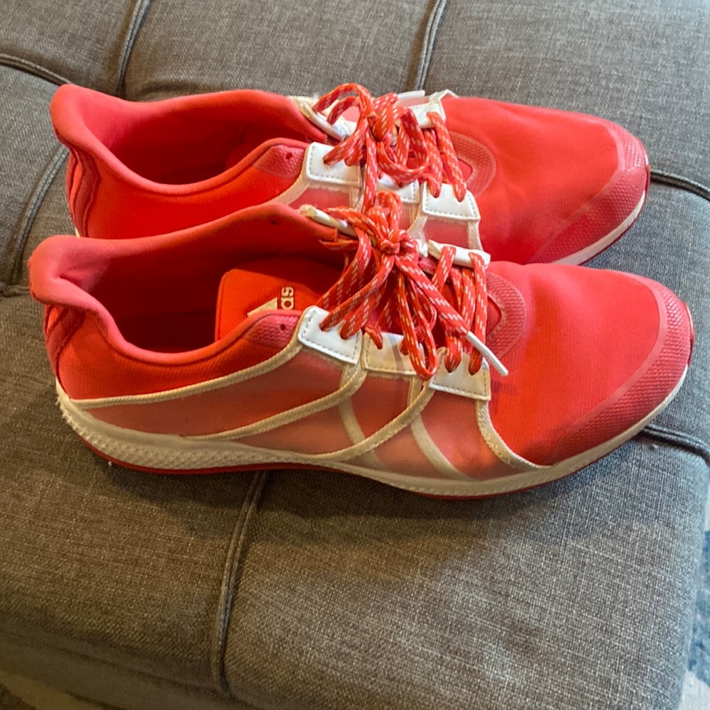 Adidas bounce tennis shoes. Size 9